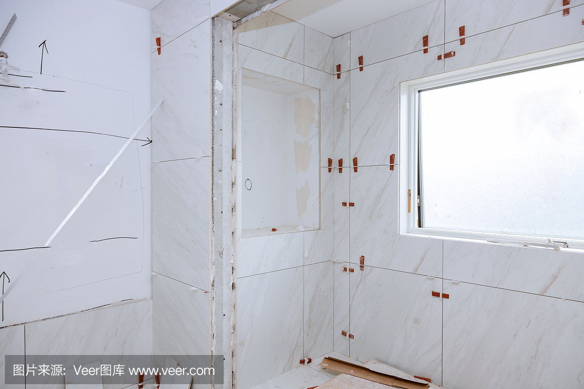 浴室瓷磚鋪磚前先鋪濕砂漿。